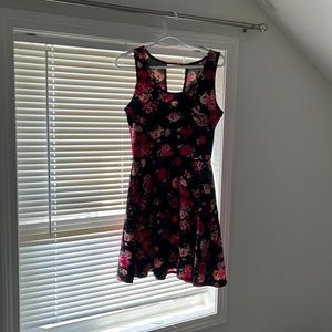 Short sleeve dress, black with flowers
